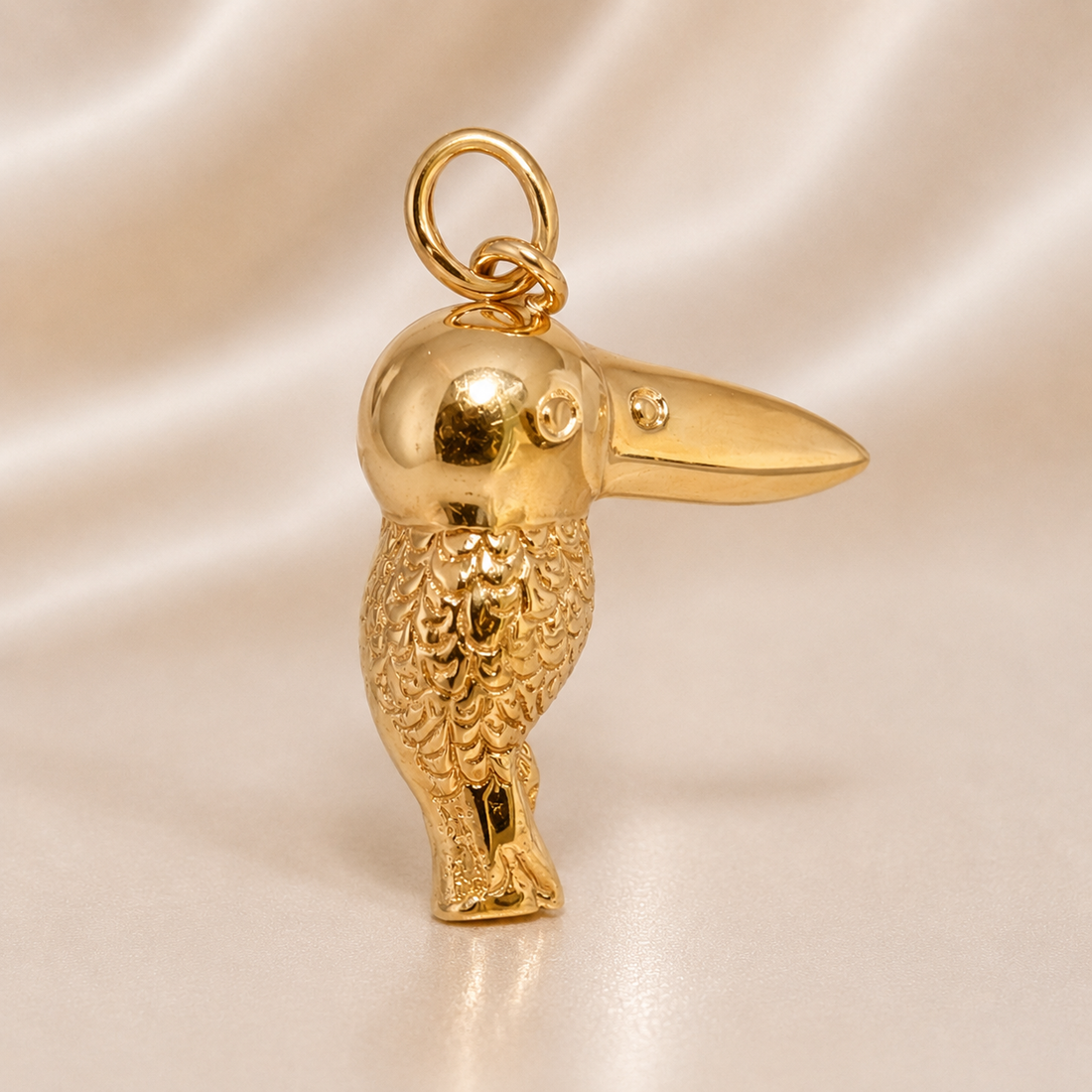 Gold toucan charm on a satin background 19.2K Portuguese Gold | Toucan Charm