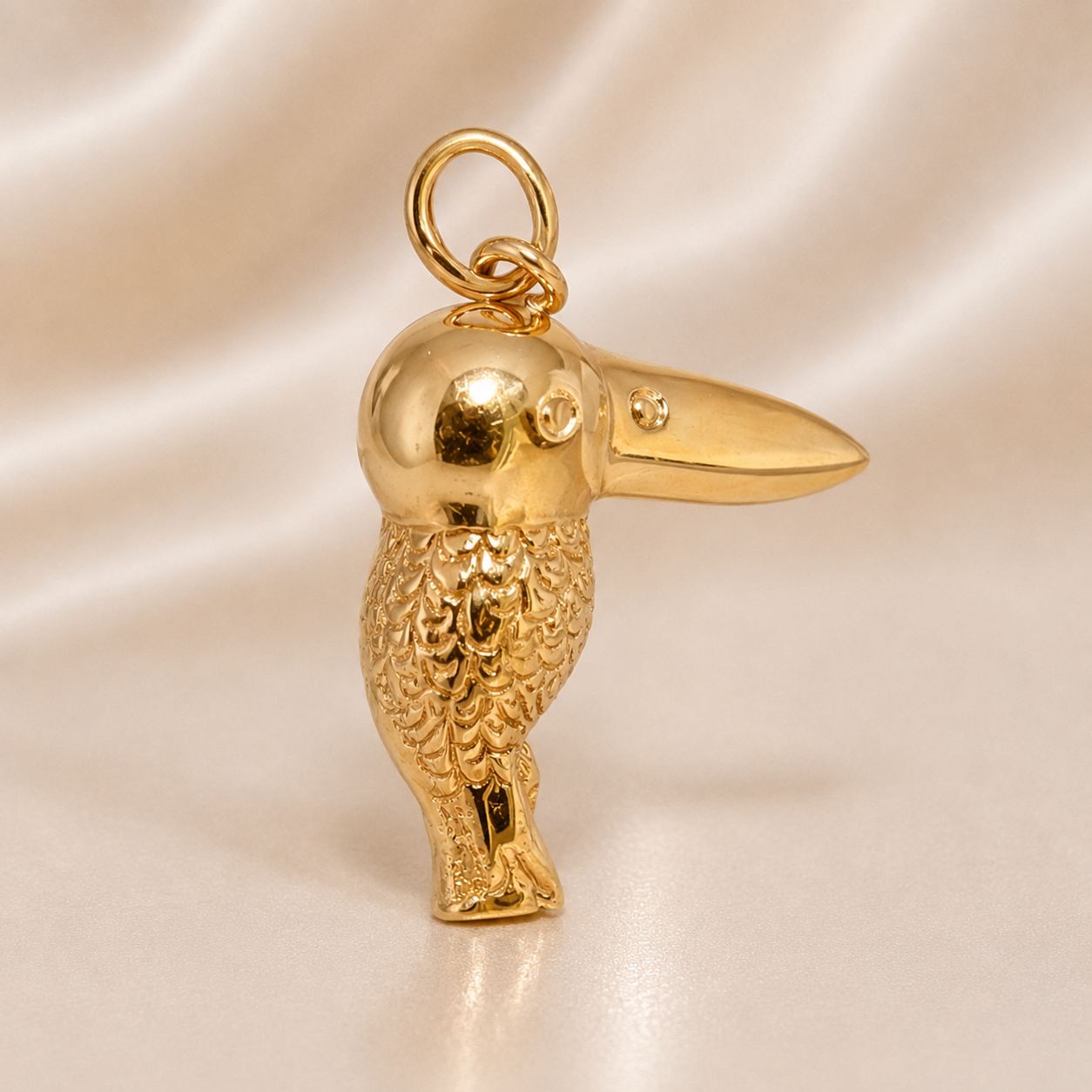 Gold toucan charm on a satin background 19.2K Portuguese Gold | Toucan Charm