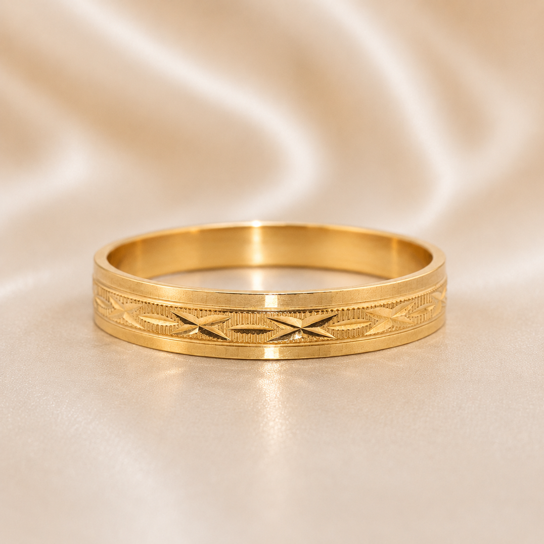 Gold bracelet 19.2K Portuguese Gold | Diamond Cut X Style 3.9mm with intricate design on a beige fabric background
