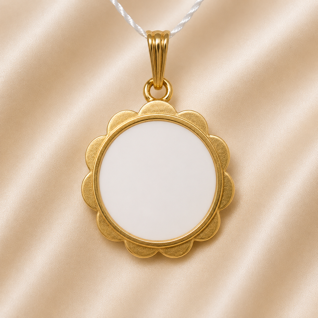 19.2K Portuguese Gold | Mother of Pearl Pendant