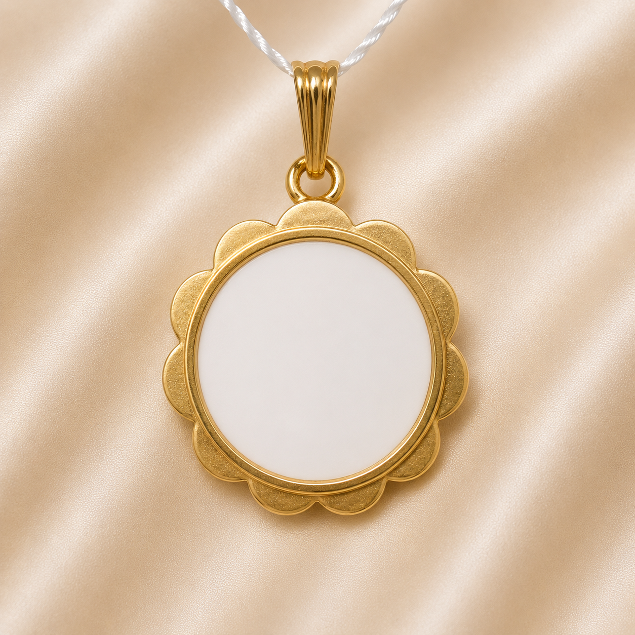 19.2K Portuguese Gold | Mother of Pearl Pendant
