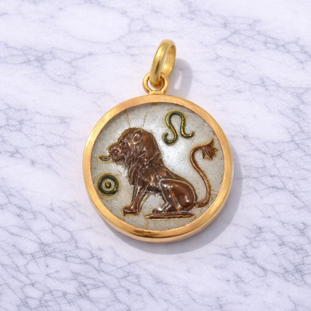 19.2K Portuguese Gold pendant with a Leo lion design on a marble background