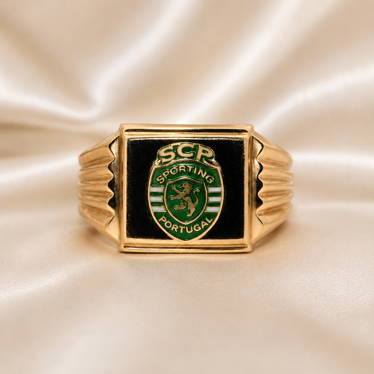 Gold ring with Sporting CP emblem on a satin background 19.2K Portuguese Gold | SCP Soccer Rings