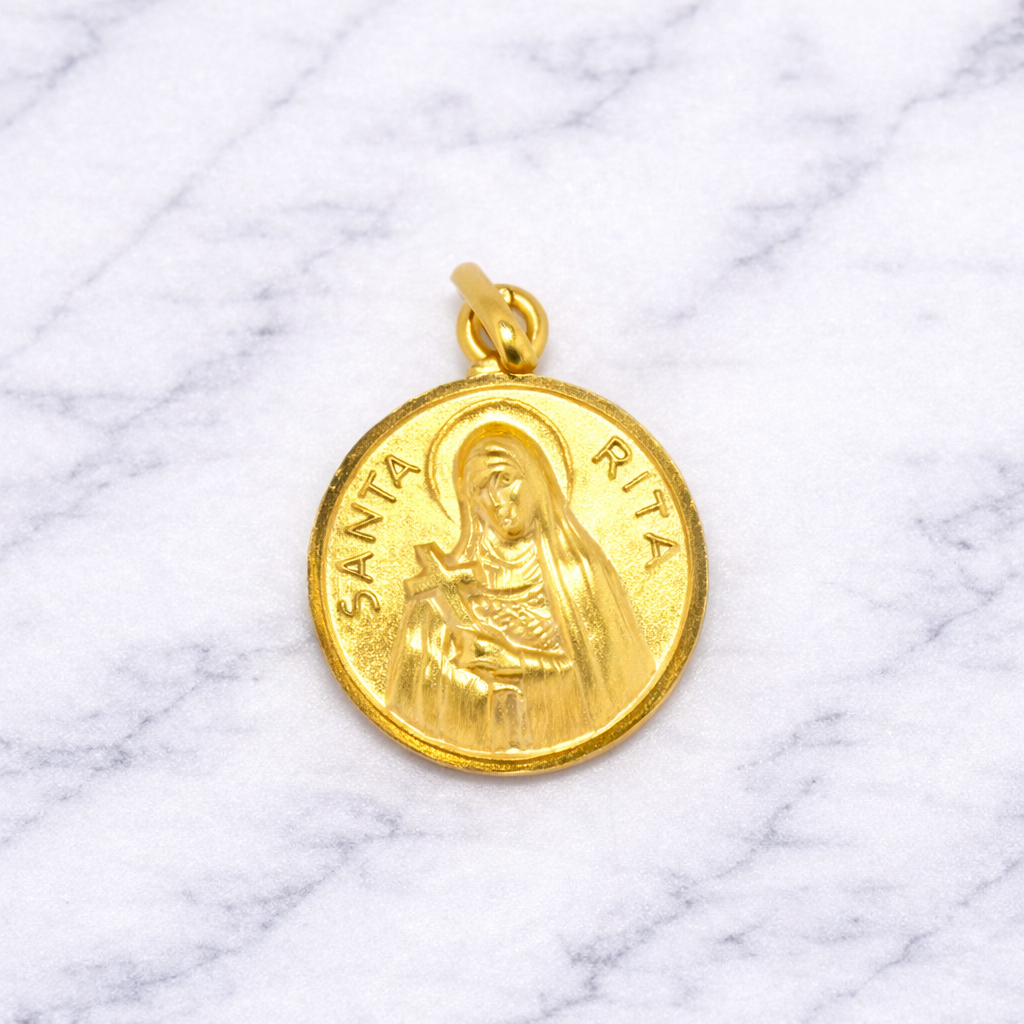 19.2K Portuguese Gold pendant with 'Santa Rita' on a marble background