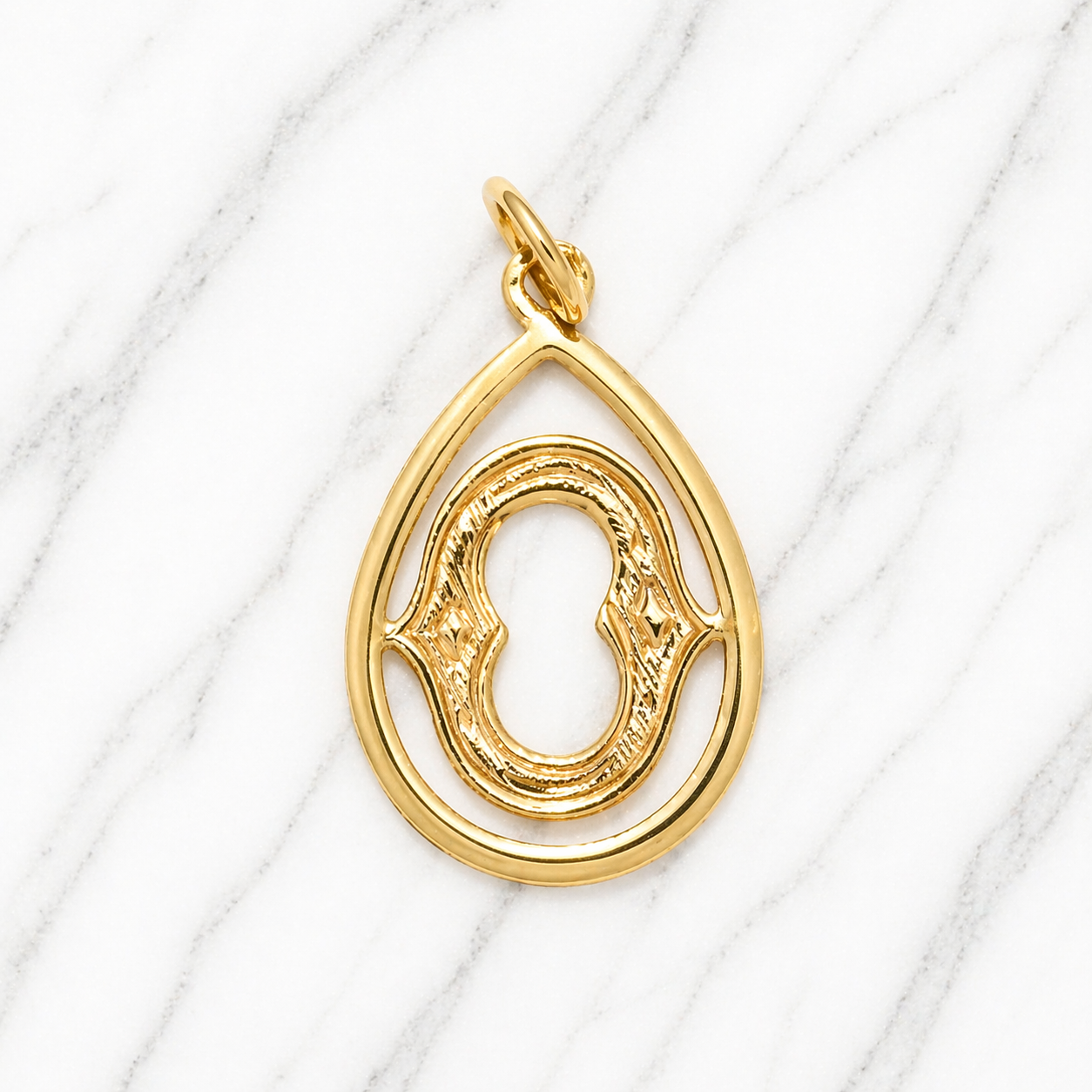 Gold pendant on a white background 19.2K Portuguese Gold | Tear Drop Letters Letter O 