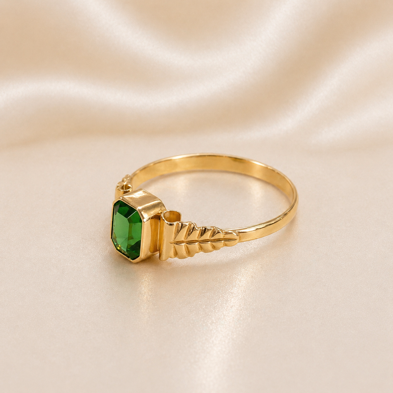 19.2K Portuguese Gold | Vintage Art Deco Cut Green Stone Ring