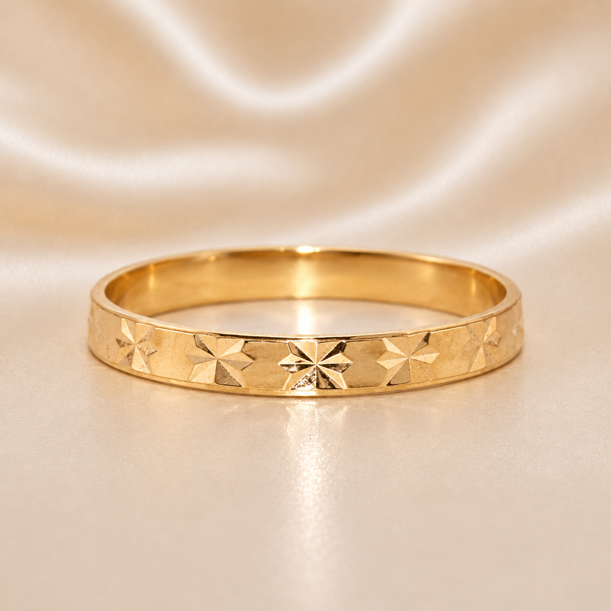 Gold bracelet with textured design on a beige background 19.2K Portuguese Gold | X Pattern Style 2.7mm