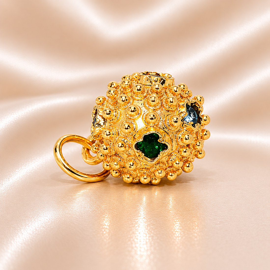 Gold pendant with green gemstone on a satin background 19.2K Portuguese Gold | Small Detailed Mina Pendant