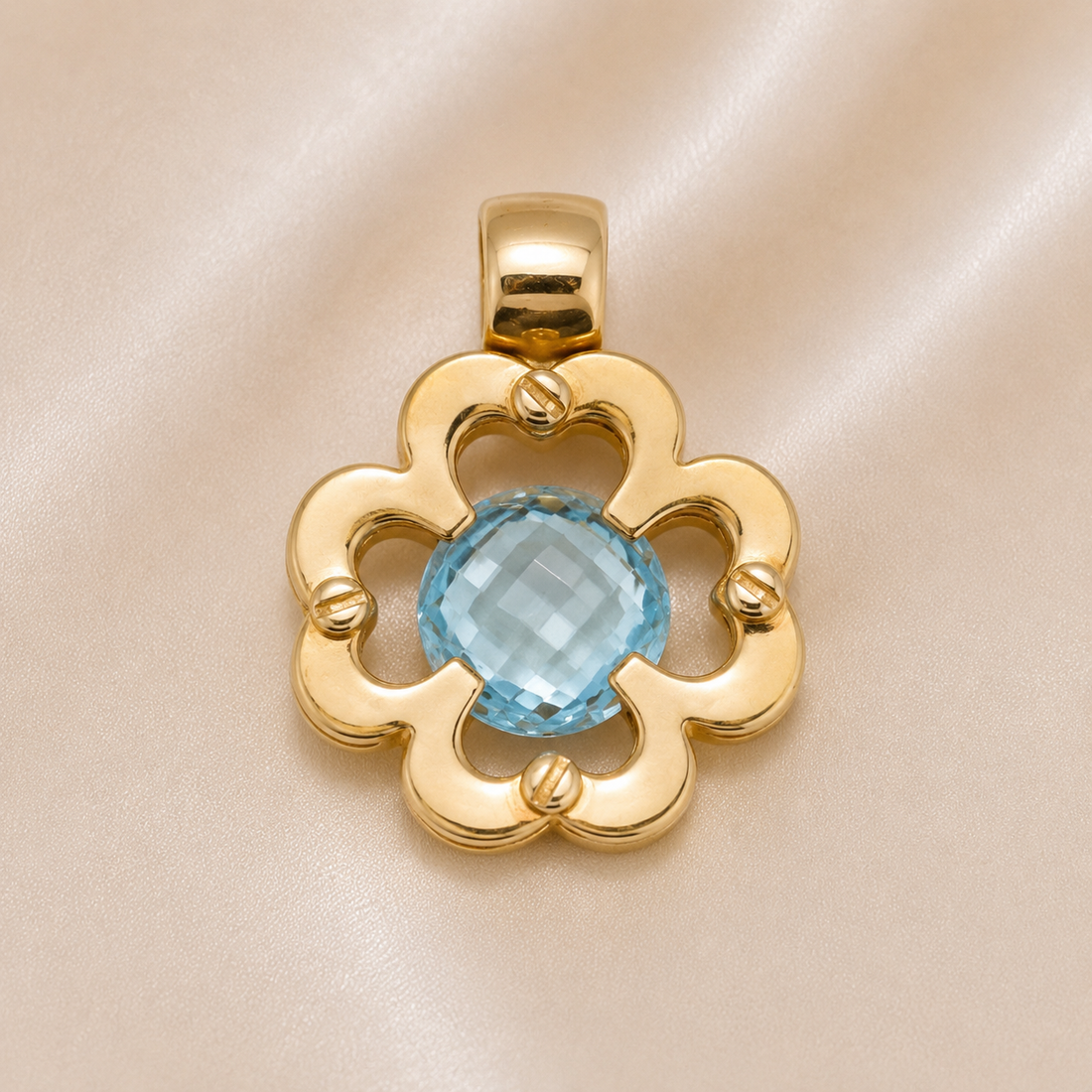 19.2K Portuguese Gold | Clover Shaped Pendant with Stone