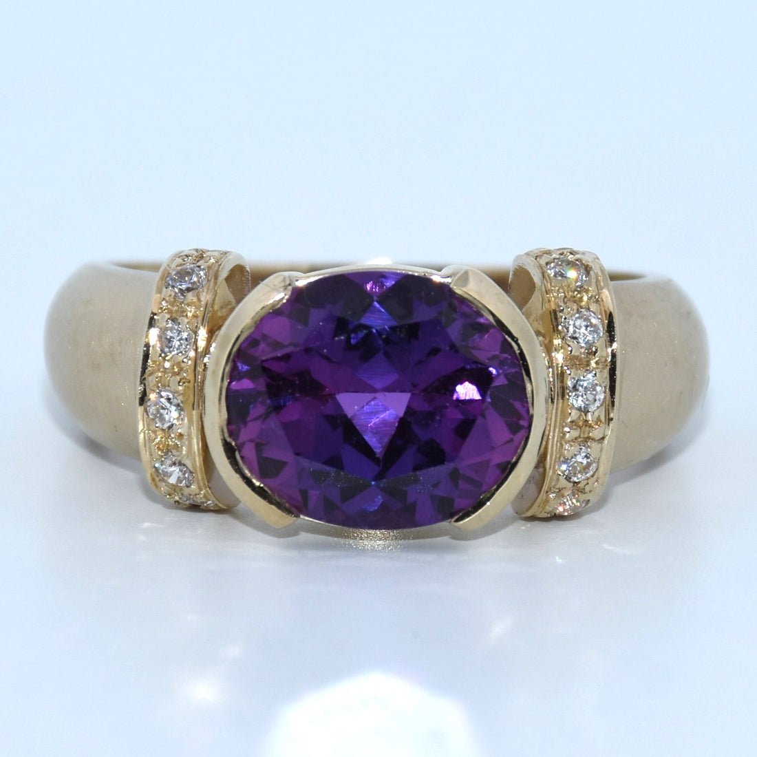 19.2K Portuguese Gold | Round Ring Vintage Amethyst