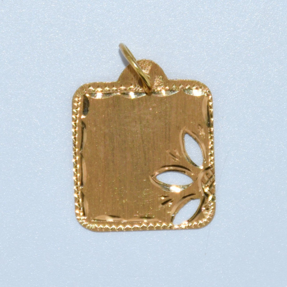 19.2K Portuguese Gold | Small Floral Cut out Pendant